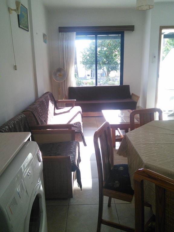 Zoe'S Court Aparthotel Klorakas Екстериор снимка
