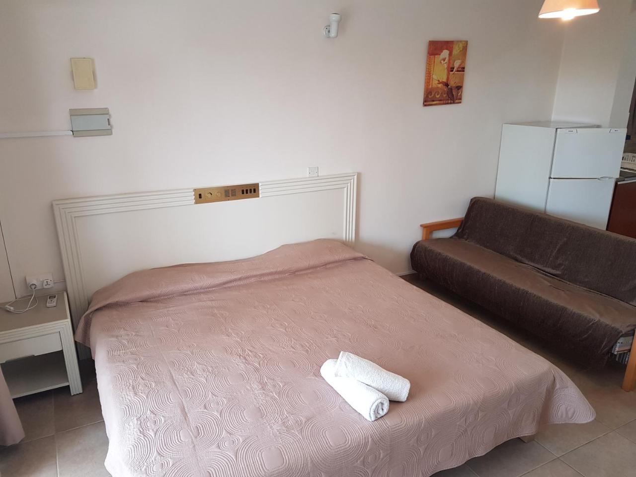 Zoe'S Court Aparthotel Klorakas Екстериор снимка